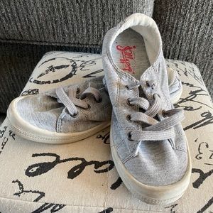 Women’s comfy tennis shoe